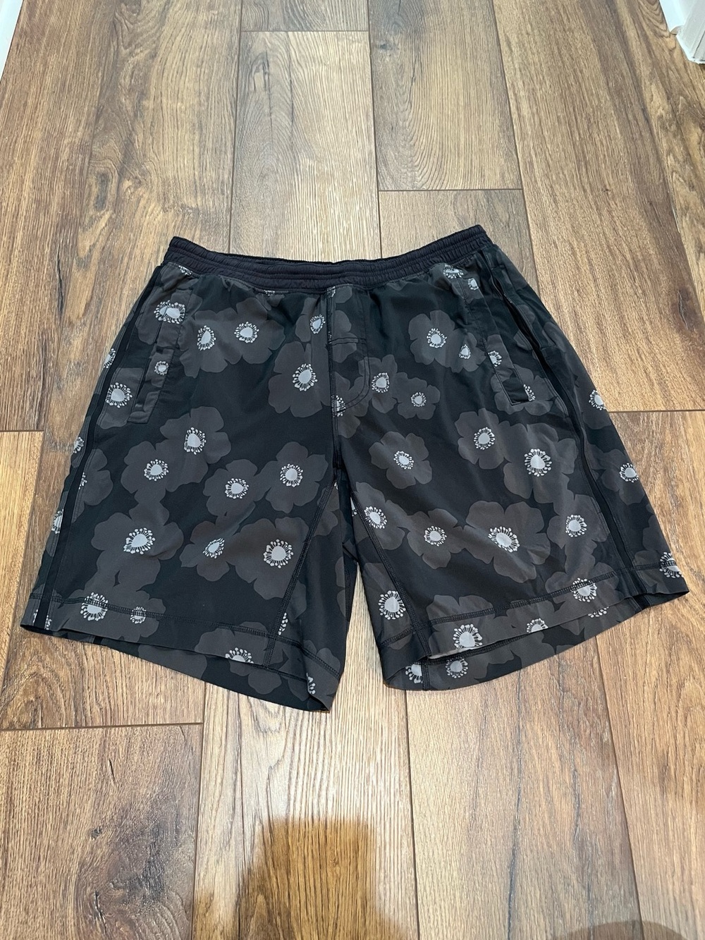 Lululemon Pace Breaker Men XL Lined Shorts 8.5" Inseam Grey Black Floral Poppy
